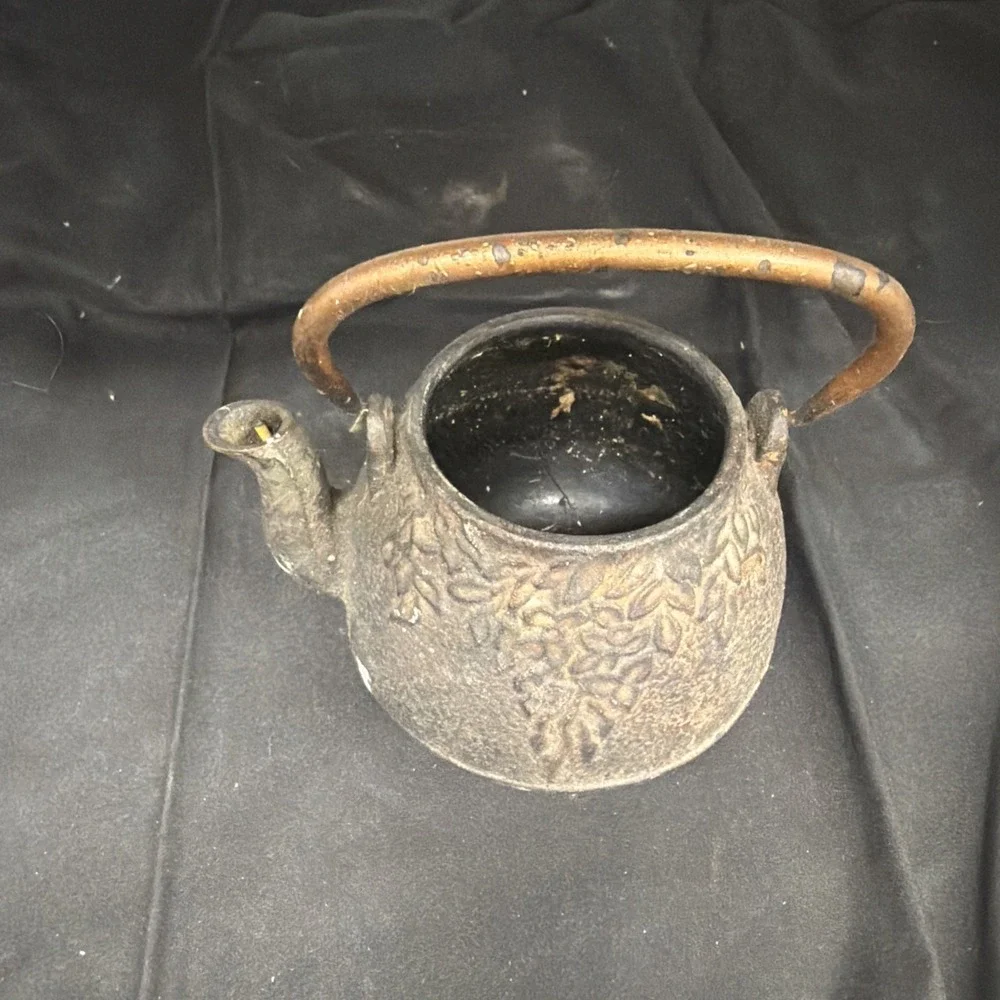 Japanese Tetsubin is crafted from cast iron Missing Lid